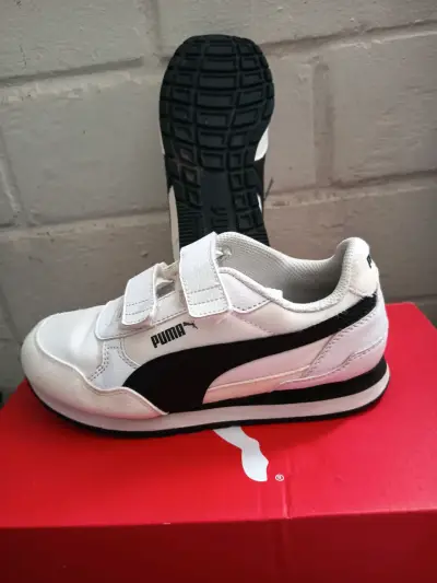Zapatillas blancas marca PUMA - miniatura 2
