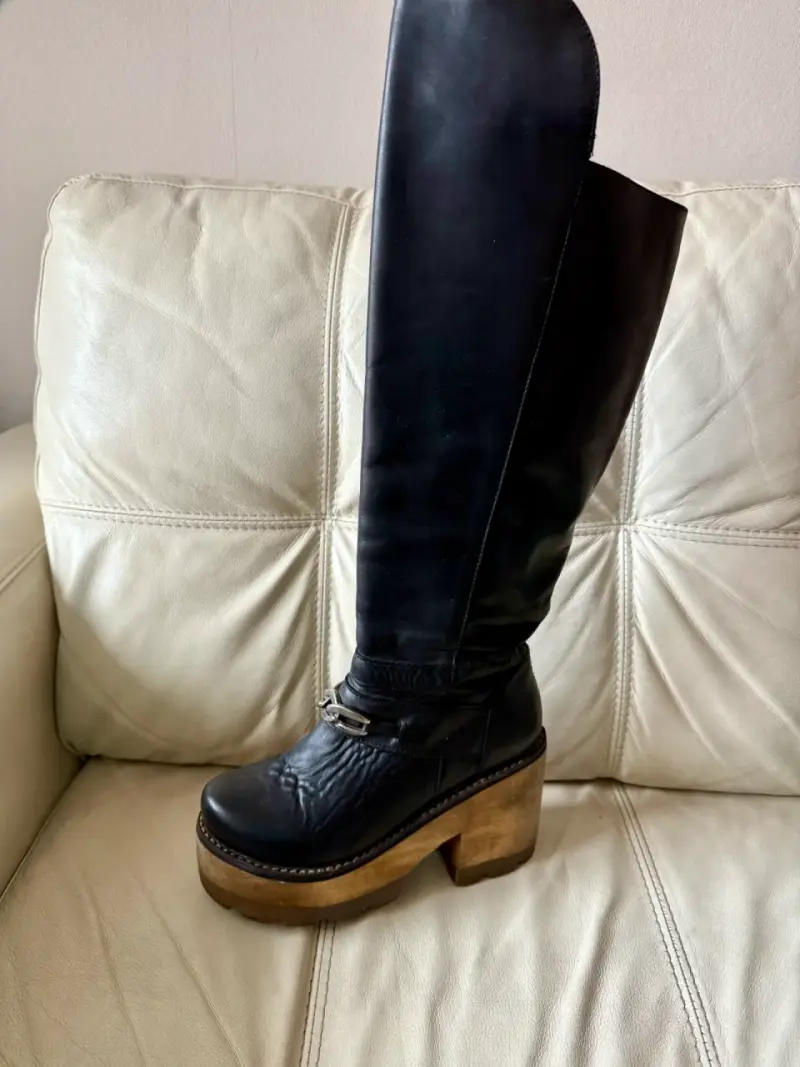 Bota alta de cuero negra - 1