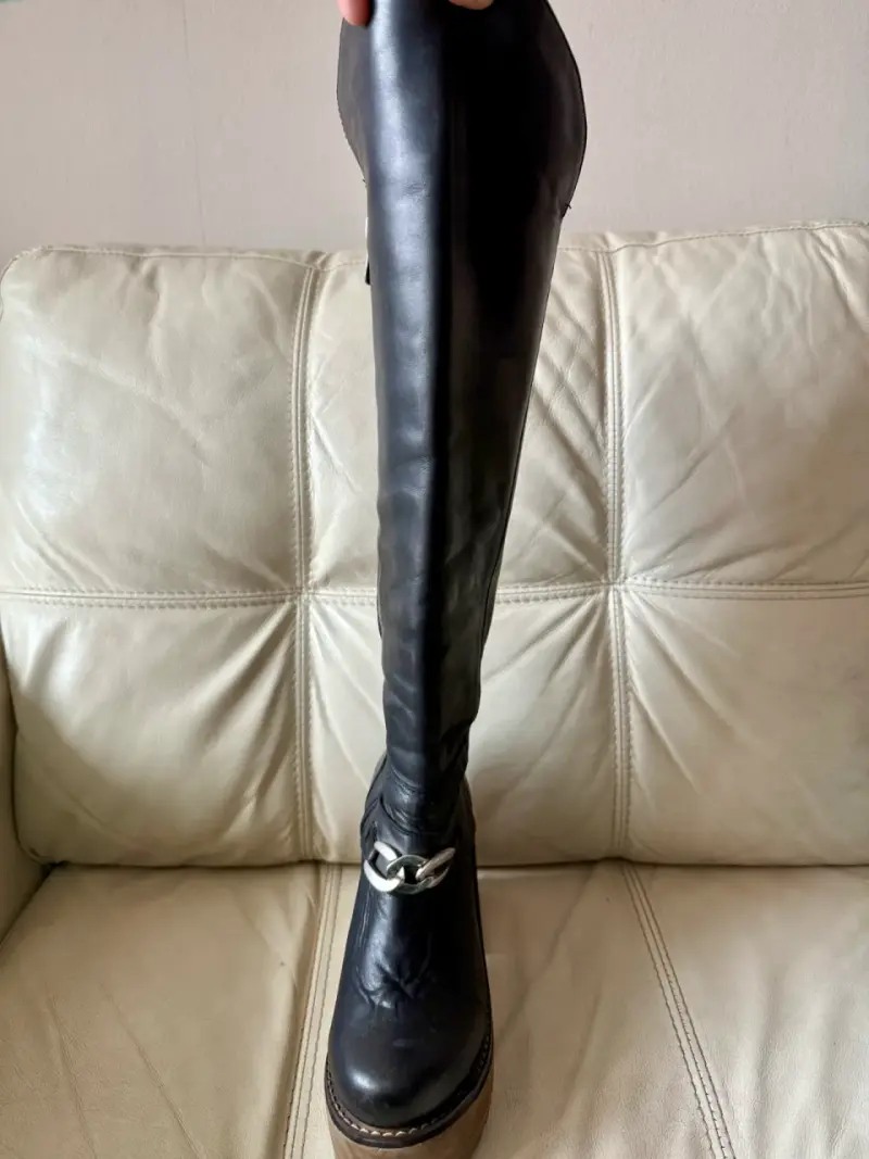 Bota alta de cuero negra - 2