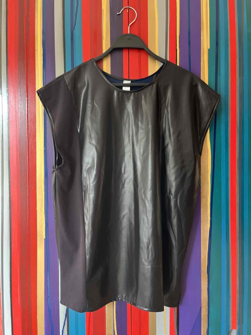 Polera negra sin mangas