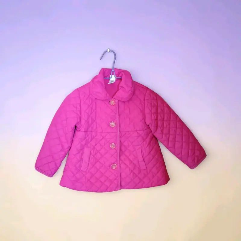 Abrigo infantil rosado acolchado