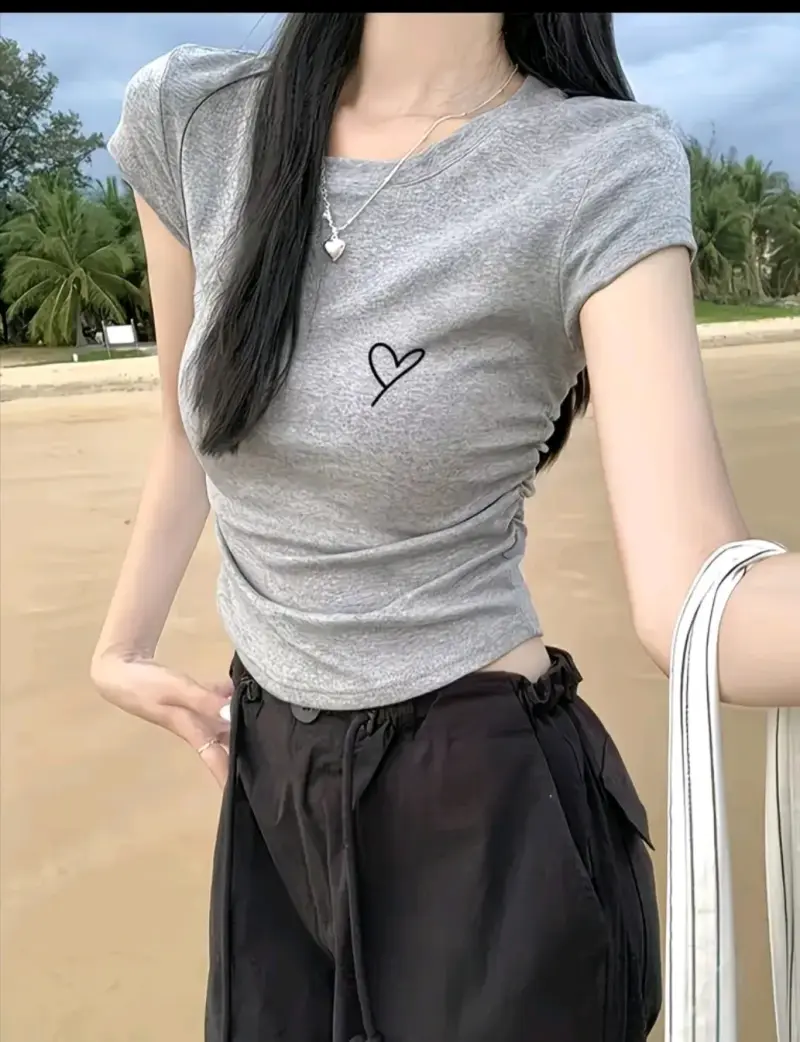Polera gris con diseño de corazón - 1