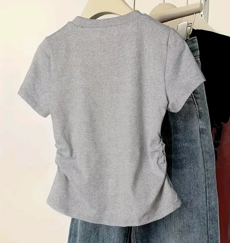 Polera gris con diseño de corazón - 2