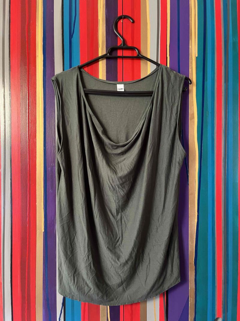 Polera verde sin mangas cuello plisado