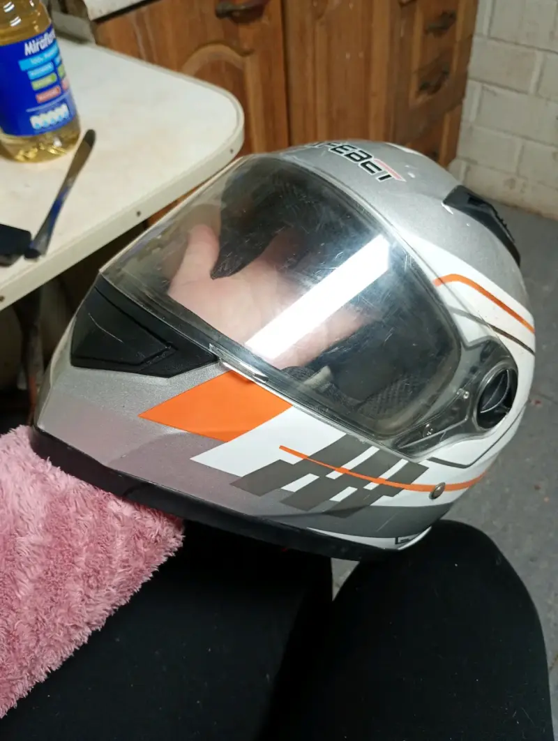 Casco de moto gris y naranja - 1