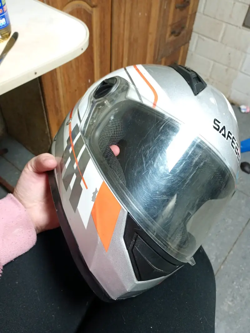 Casco de moto gris y naranja - 2