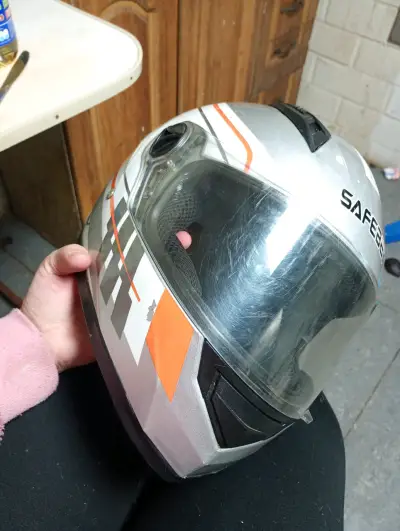 Casco de moto gris y naranja - miniatura 2