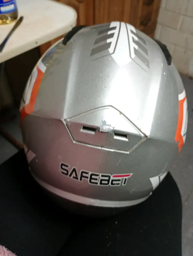 Casco de moto gris y naranja - 3