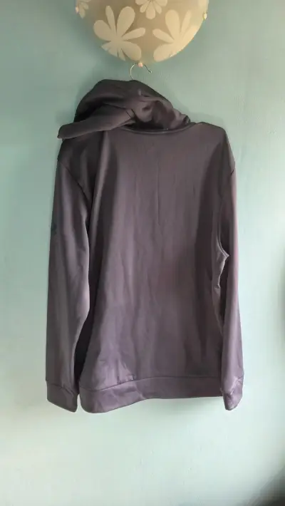 Polerón gris con capucha - miniatura 3