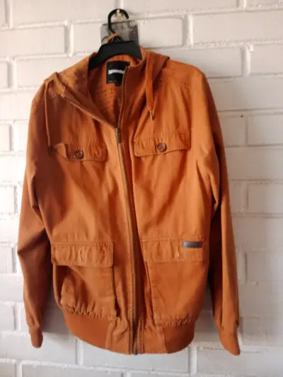 Chaqueta marrón con capucha - miniatura 1