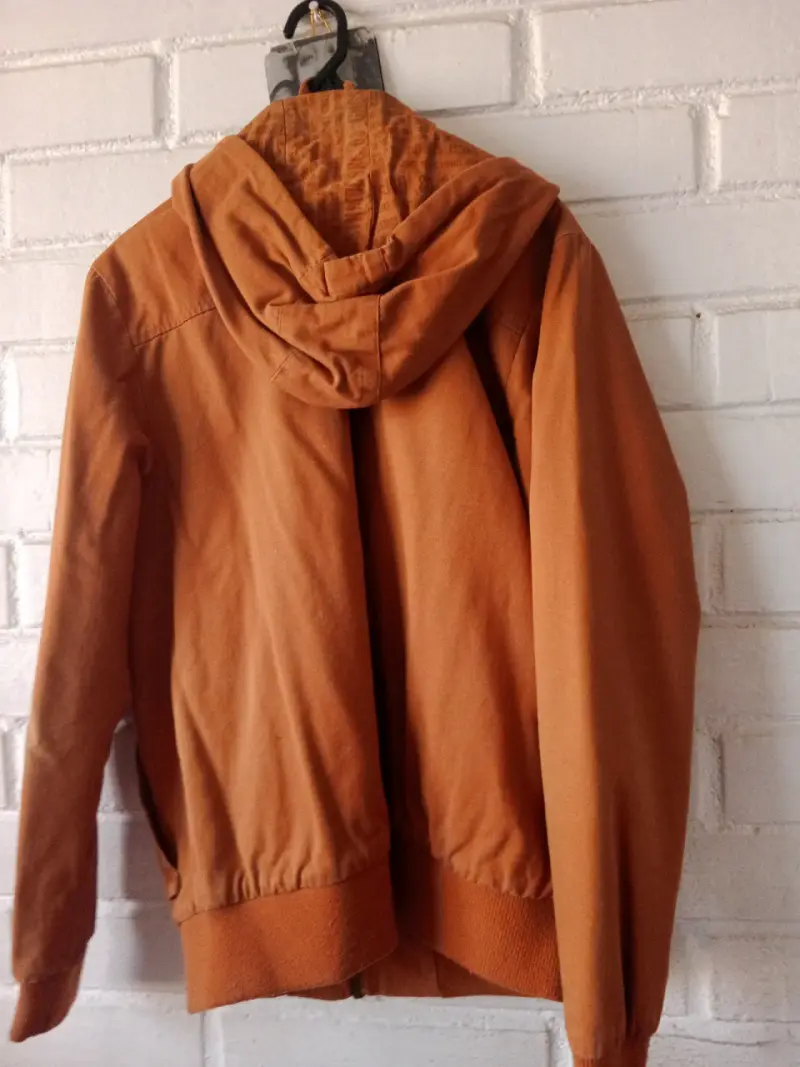 Chaqueta marrón con capucha - 2