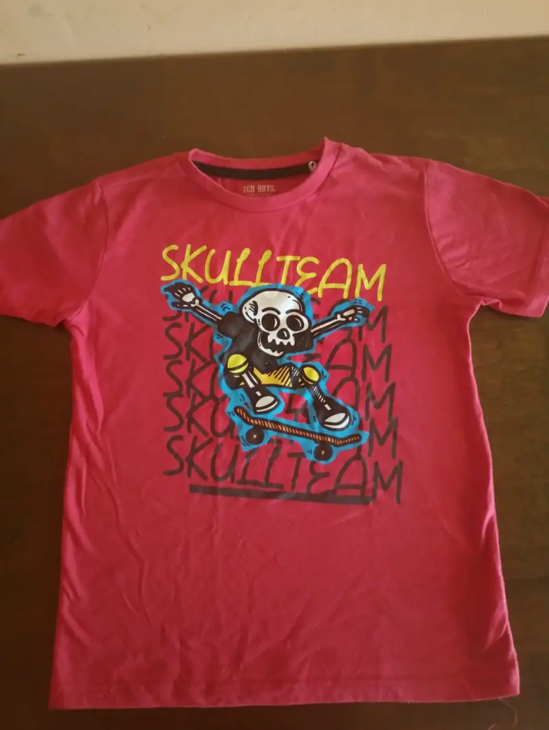 Polera roja con estampado Skullteam