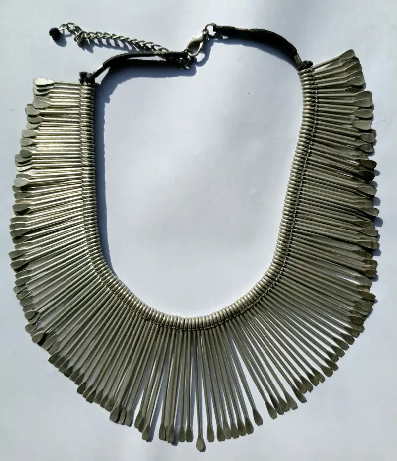 Collar de metal plateado elegante