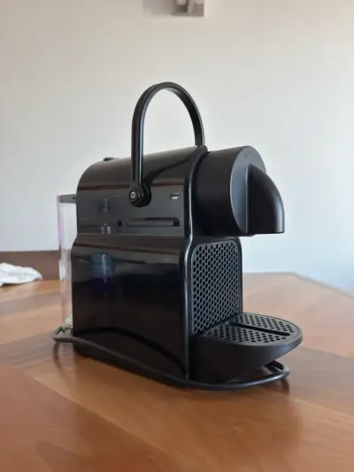 Máquina de café negra compacta - miniatura 1
