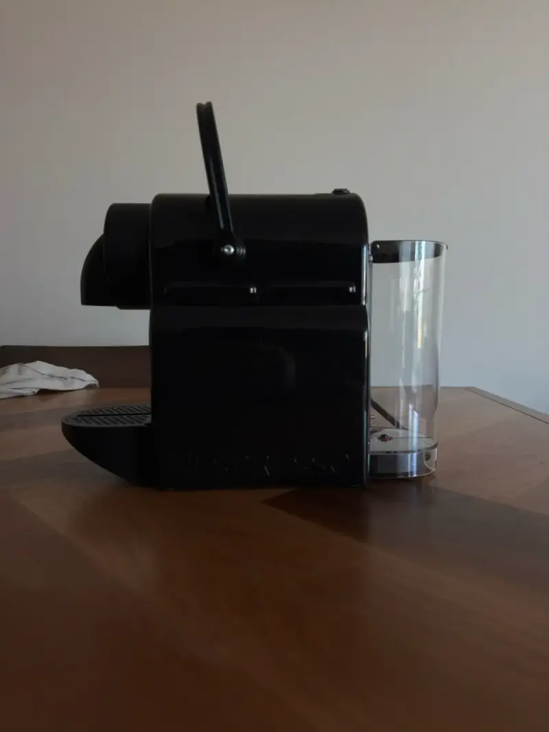 Máquina de café negra compacta - 4