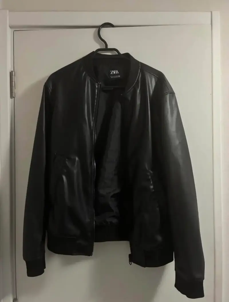 Chaqueta negra de cuero sintético - 3