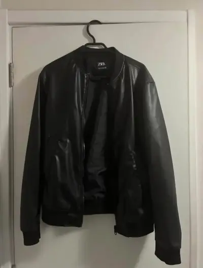 Chaqueta negra de cuero sintético - miniatura 3