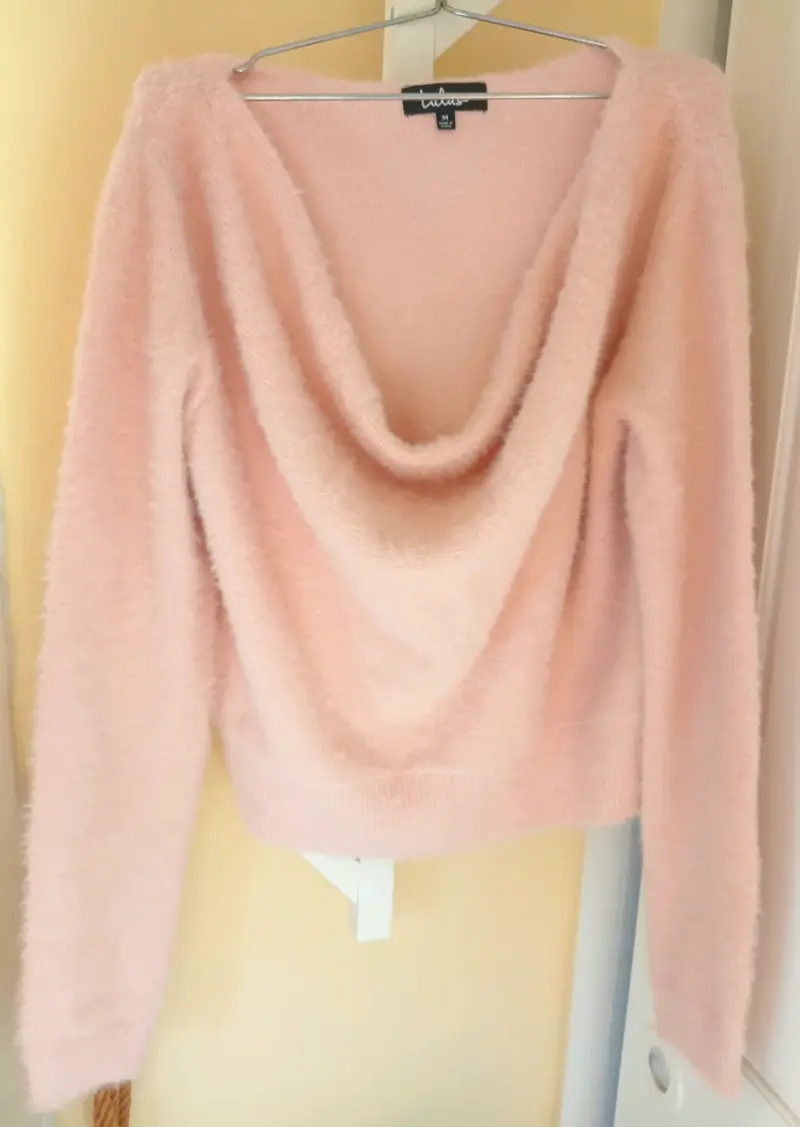 Suéter rosa con cuello drapeado