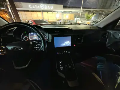 Auto moderno en buen estado - miniatura 1