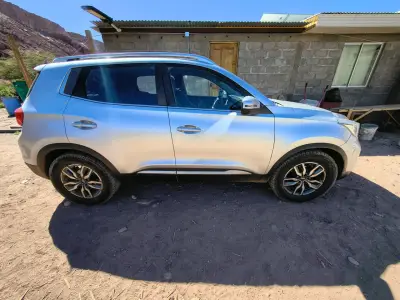 Auto moderno en buen estado - miniatura 2