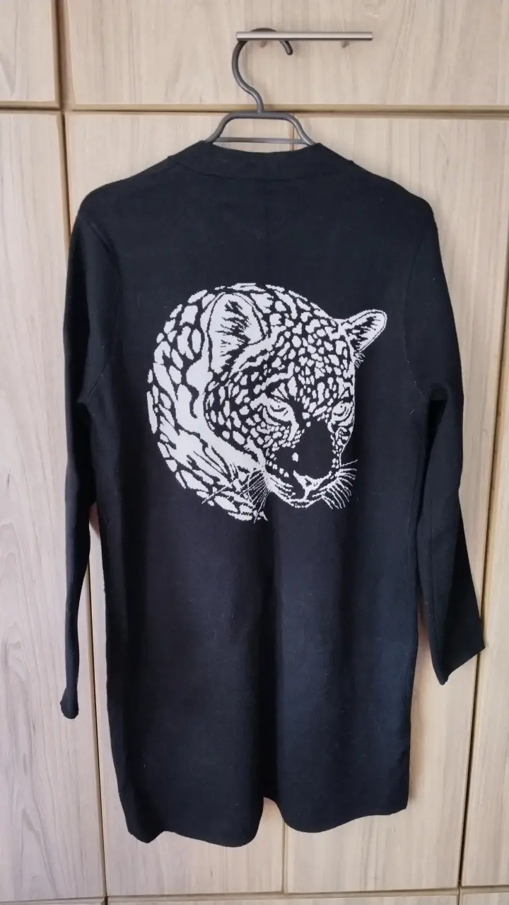 Sweater negro con diseño de pantera - 1