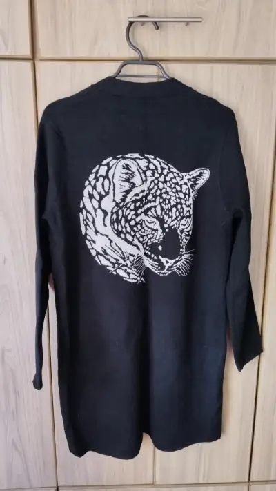 Sweater negro con diseño de pantera - miniatura 1