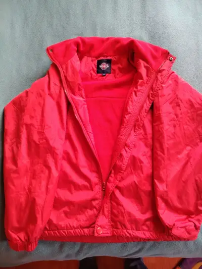 Chaqueta roja impermeable - miniatura 1