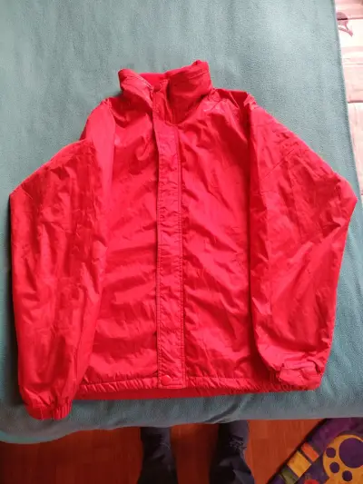 Chaqueta roja impermeable - miniatura 2