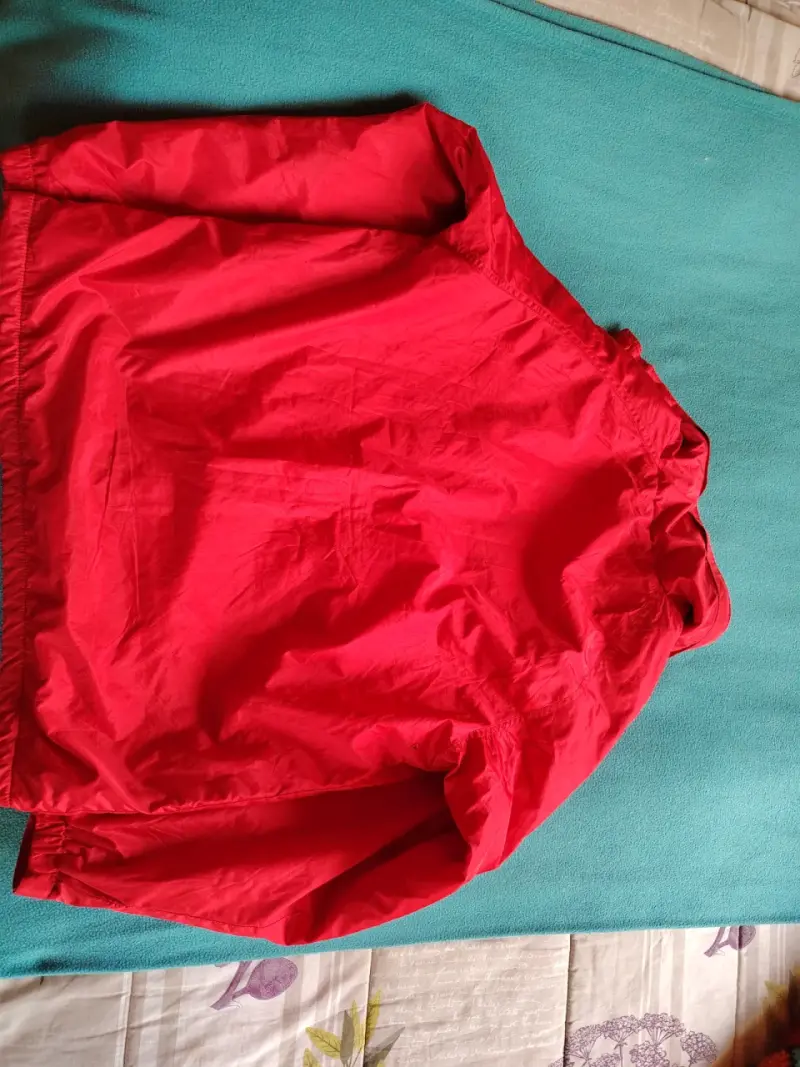 Chaqueta roja impermeable - 3