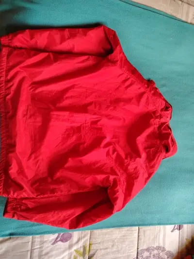 Chaqueta roja impermeable - miniatura 3