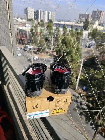 Zapatos de charol negro Bubblegummers - miniatura 1