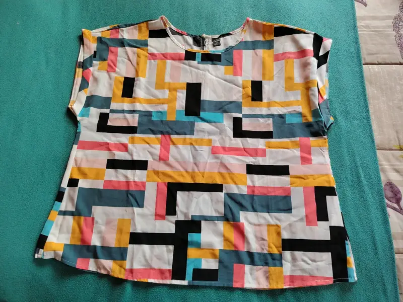 Polera multicolor geométrica - 1