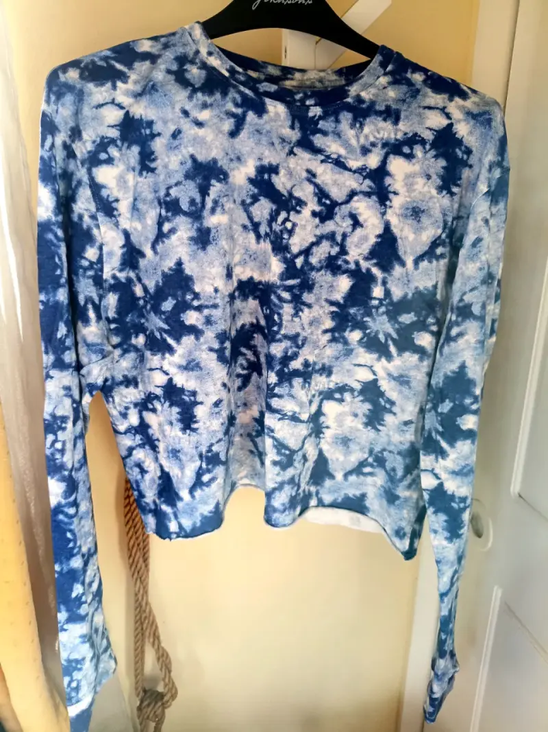 Polera estampado tie-dye azul