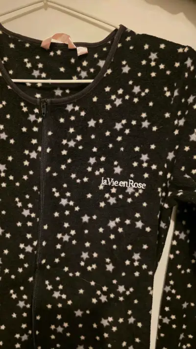 Pijama negro con estrellas - miniatura 2