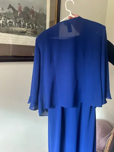 Vestido azul con chaqueta bordada - miniatura 2