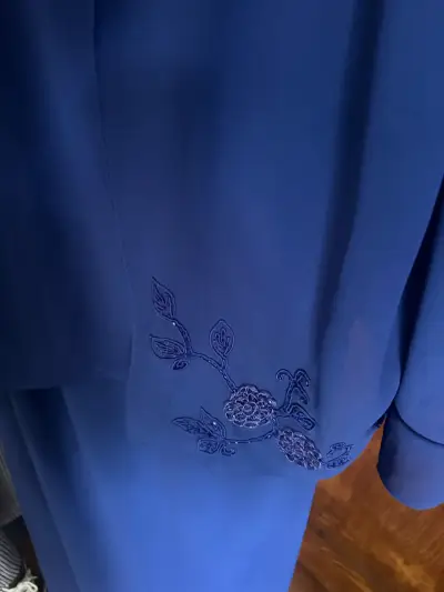 Vestido azul con chaqueta bordada - miniatura 3