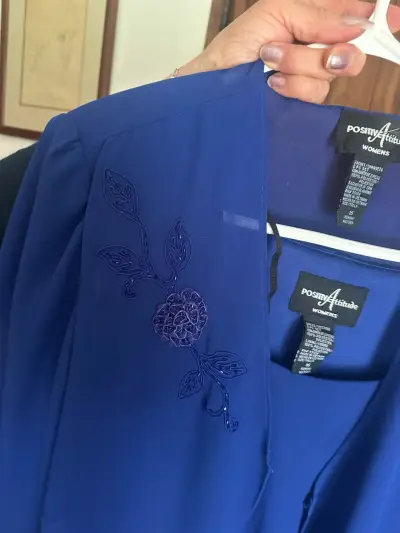 Vestido azul con chaqueta bordada - miniatura 4