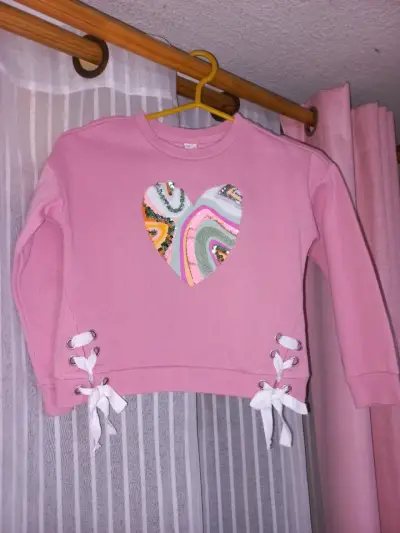 Polerón rosa con diseño de corazón - miniatura 1