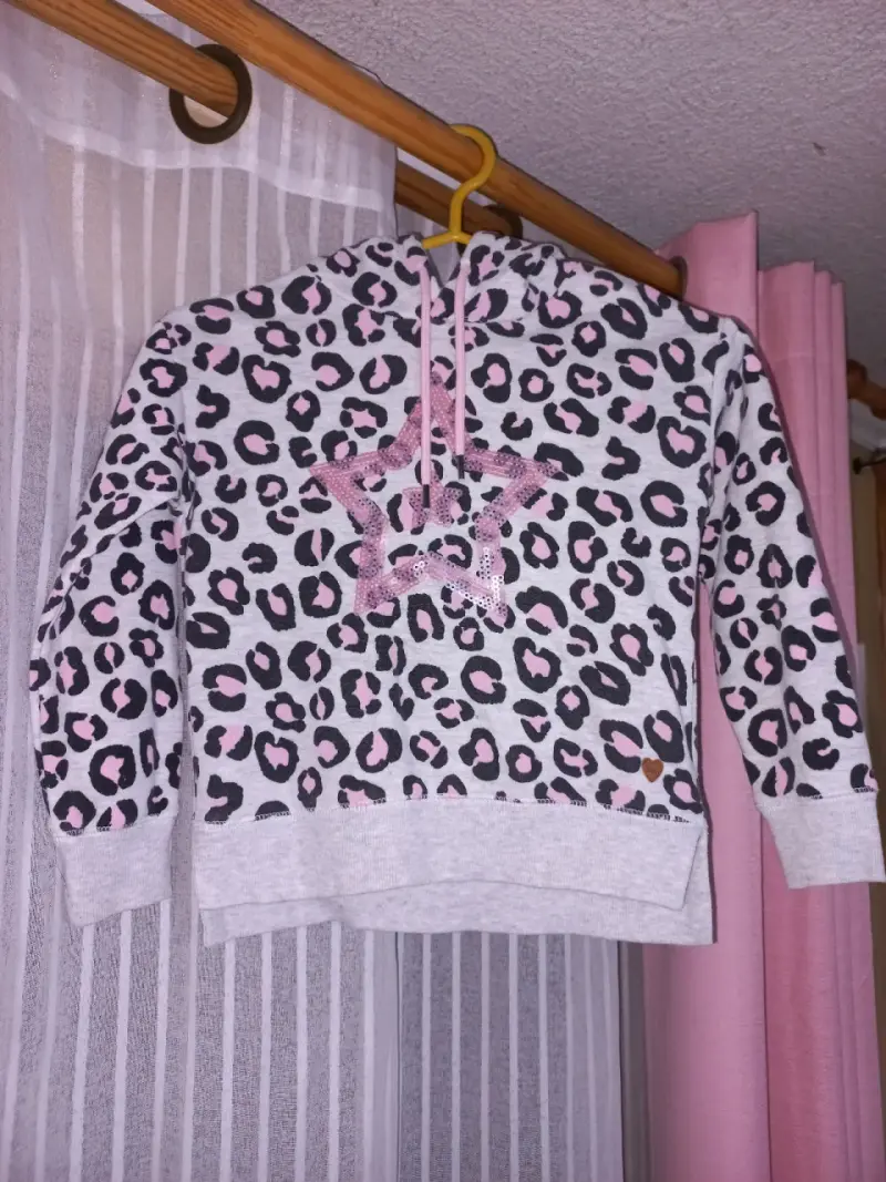 Polerón rosa con diseño de corazón - 3