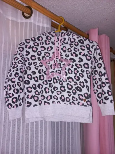 Polerón rosa con diseño de corazón - miniatura 3