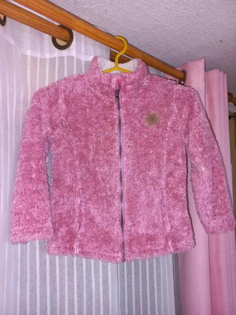 Polerón rosa con diseño de corazón - 4