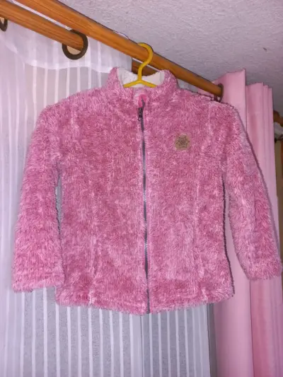 Polerón rosa con diseño de corazón - miniatura 4