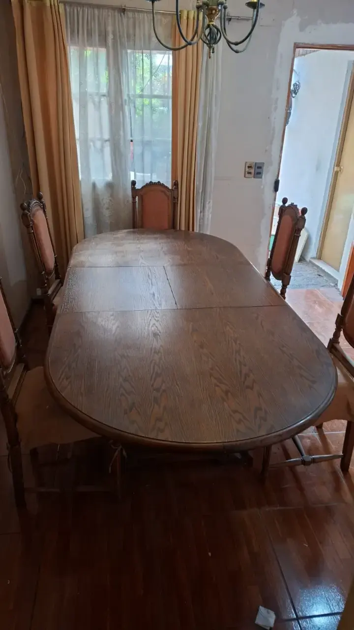 Mesa de comedor con sillas - 1
