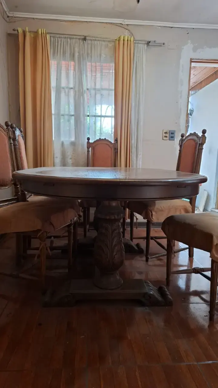 Mesa de comedor con sillas - 2