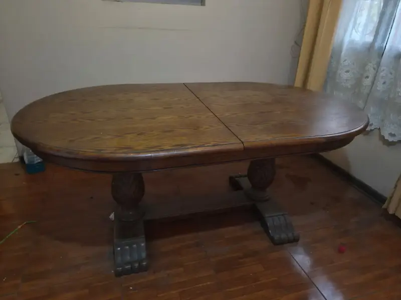 Mesa de comedor con sillas - 4
