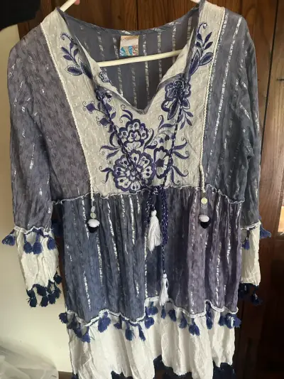 Vestido bordado azul y blanco - miniatura 1