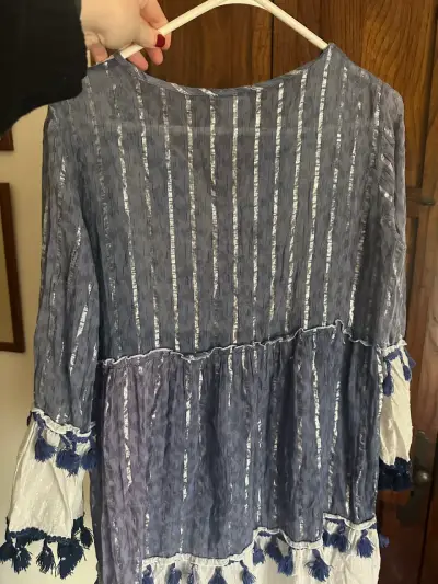 Vestido bordado azul y blanco - miniatura 2