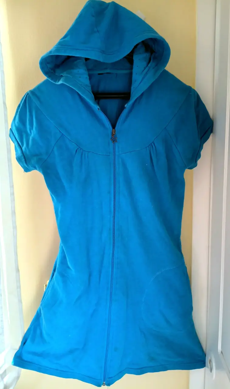 Vestido azul con capucha