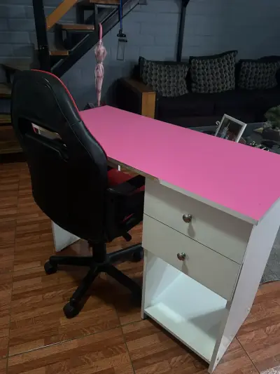 Escritorio blanco con superficie rosa - miniatura 1
