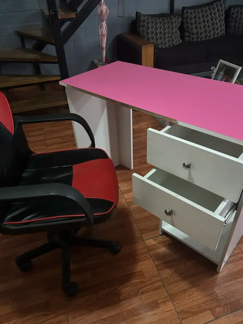 Escritorio blanco con superficie rosa - 2
